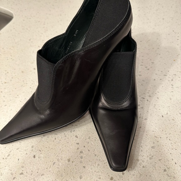 Donald J. Pliner Black Leather Pumps
Size 9 1/2 - Picture 4 of 5